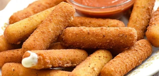 Mozzarella Sticks (5 Pieces).